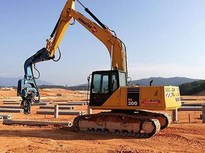 مطارق دق الخوازيق الاهتزازية المثبتة على بوكلين Komatsu PC360LC-10 في ماليزيا