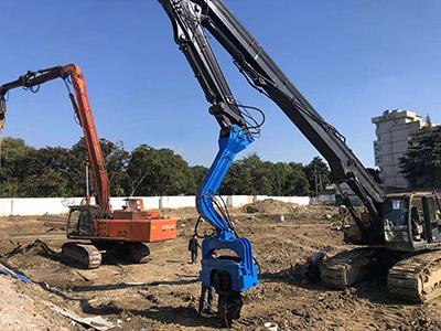 شاكوش دق الخوازيق المثبت على بوكلين Komatsu WA430 في كمبوديا