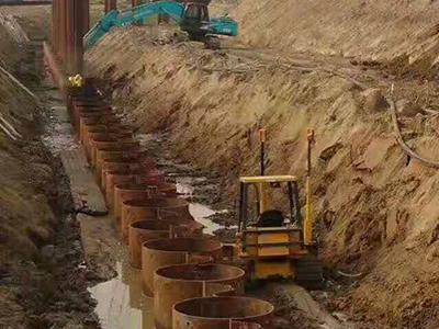 شاكوش دق الخوازيق المثبت على بوكلين SANY 485 لتنفيذ الستائر الخازوقية