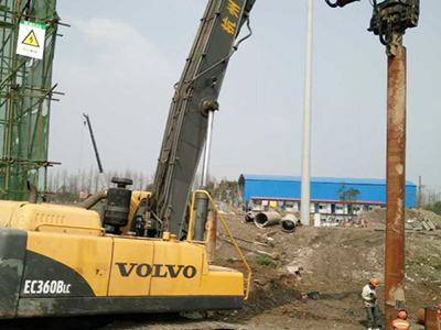 مطرقة دق الخوازيق المثبتة على بوكلين جنزير Volvo 360 لتنفيذ الأساسات العميقة