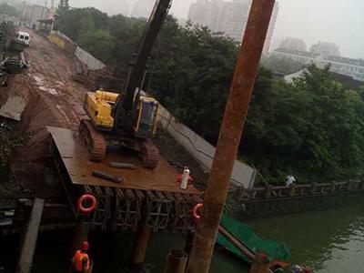 ماكينة دق خوازيق الكبارى المثبتة على بوكلين Volvo 480 لتنفيذ الخوازيق الحديدية
