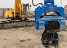 مطارق دق الخوازيق الاهتزازية المثبتة على بوكلين Komatsu PC360LC-10 في ماليزيا