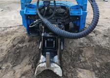 شاكوش دق الخوازيق المثبت على بوكلين Komatsu WA430 في كمبوديا