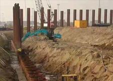 شاكوش دق الخوازيق المثبت على حفار الأساسات في المالديف